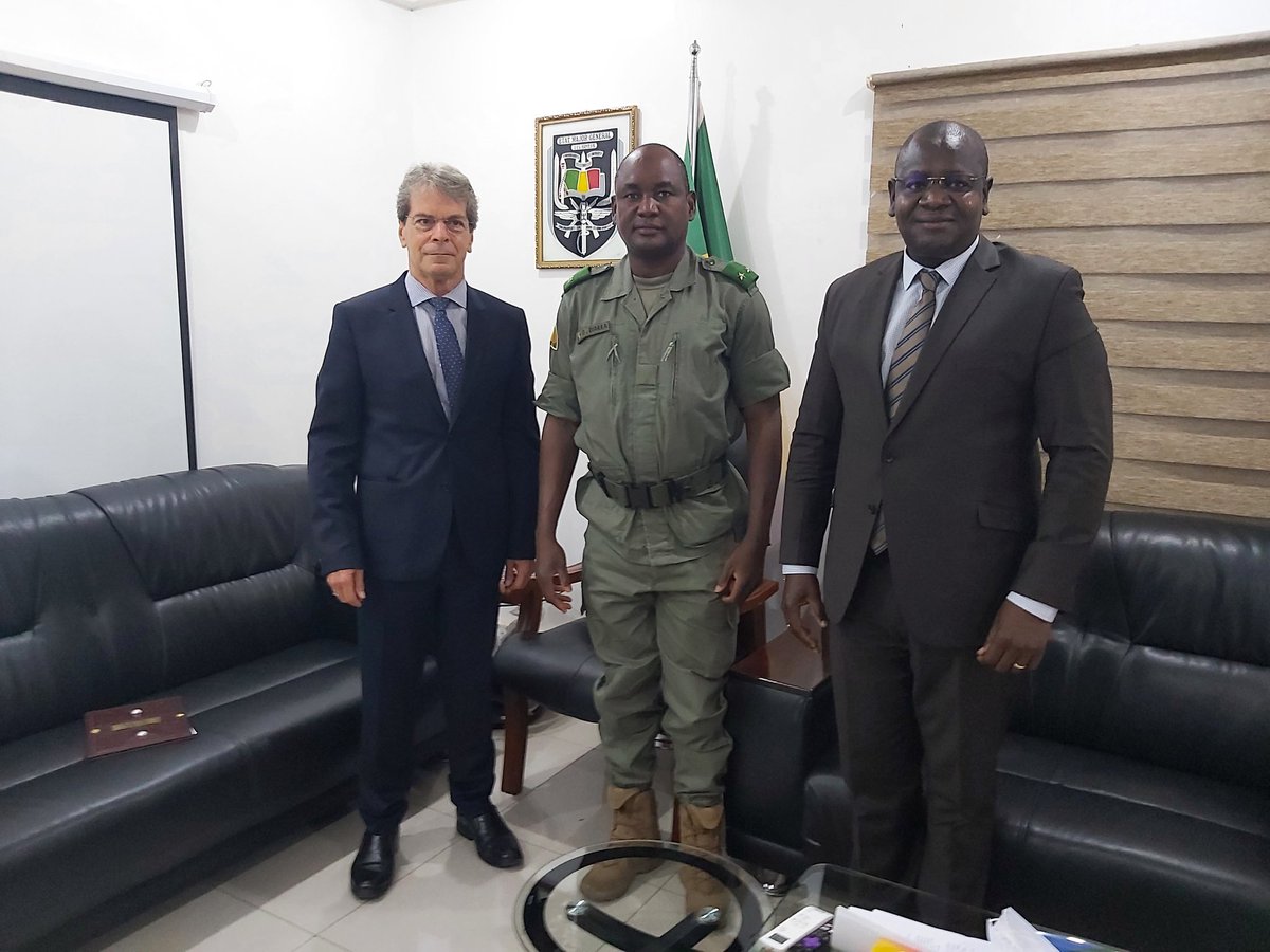 Visite de travail  hier, de l’Ambassadeur et du Chargé de Coopération au  Chef d’Etat Major Général des Armées, le Général Oumar DIARRA.