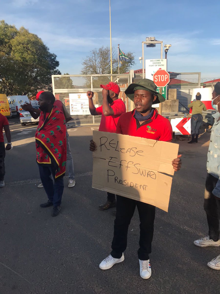 MpumalangaEff's tweet photo. Today Fighters held a peaceful picket at the Oschoek border gate in solidarity with the people of Swaziland. 
@collensedibe 
 @MathibeRebecca @EFFSouthAfrica https://t.co/6agOJrbUFo