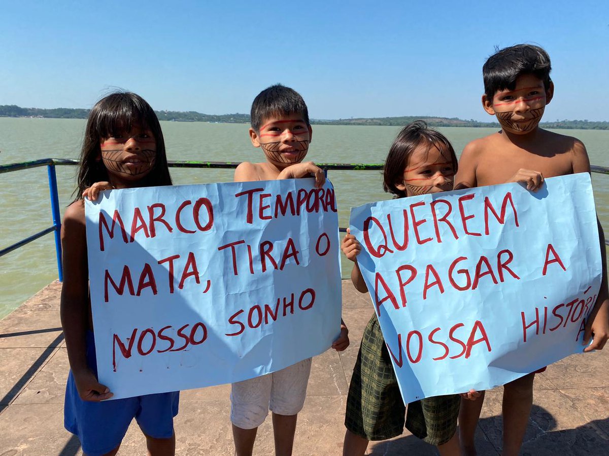 KaroMunduruku's tweet photo. A luta em todo Brasil!
Crianças Munduruku dando seu recado:
MARCO TEMPORAL MATA, TIRA O NOSSO SONHO!
QUEREM APAGAR NOSSA HISTÓRIA!
#MarcoTemporalNao 
#TerraIndigenaFica 🏹 https://t.co/ocwkPybtBK