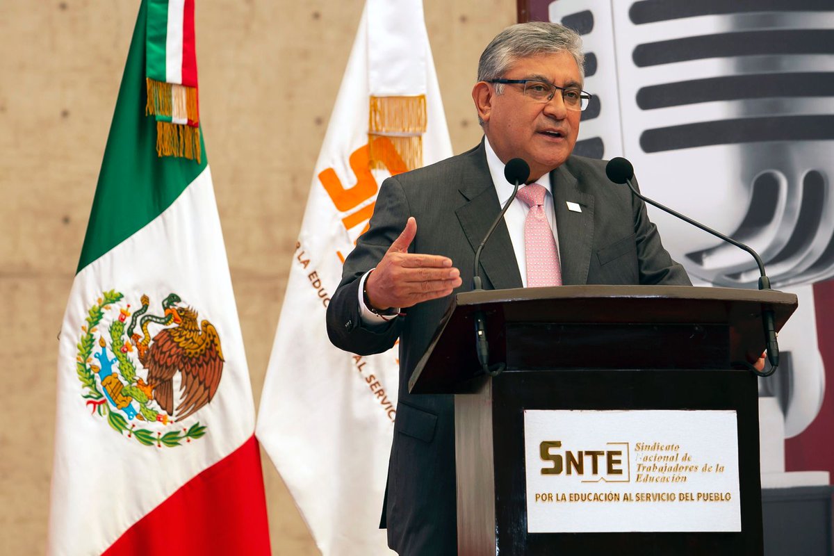 #TodosSomosUno 🙋‍♂️

🟠 Integrantes del #SNTE 🍎📚 lucharán por educación pública y maestros desde el Poder Legislativo <a href="/senadomexicano/">Senado de México</a> 🏢 <a href="/Mx_Diputados/">H. Cámara de Diputados</a> 🏢 en materia de certeza laboral ✔️ desarrollo profesional ✔️ y reivindicación salarial ✔️

NOTA 👉 bit.ly/2UbEONh 👈