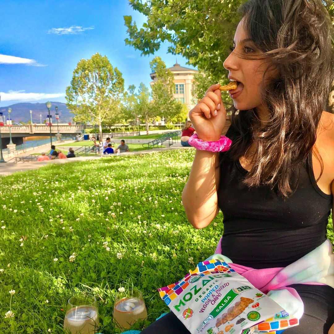 mozaicschips's tweet photo. There's nothing better than snacking under blue skies! ☁️  What are your favorite healthy picnic snacks? 📸: feelgoodnutritionist https://t.co/UDvW2QvZLw