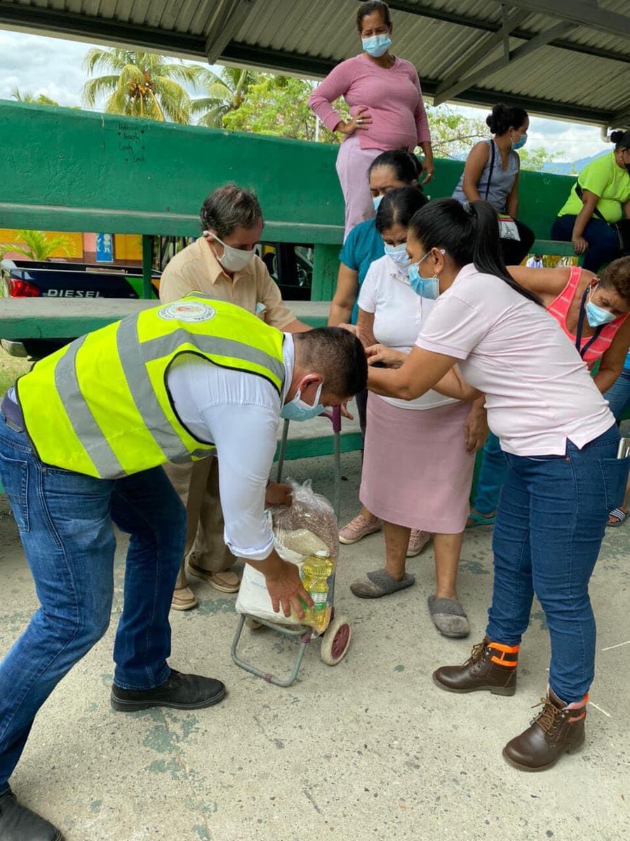 EcosocialMSPS's tweet photo. Familias de las Colonias Satelite y Anexo Jupiter en especial adulto mayor, fueron beneficiadas con ecobolsas con alimentos y mascarillas, gracias al programa de ayuda sectorial de la esposa del Alcalde Karen de Calidonio.
Gracias a Asociacion CEPUDO 
#EcoSocial #Ayudahumanitaria https://t.co/A1jopkR3m8
