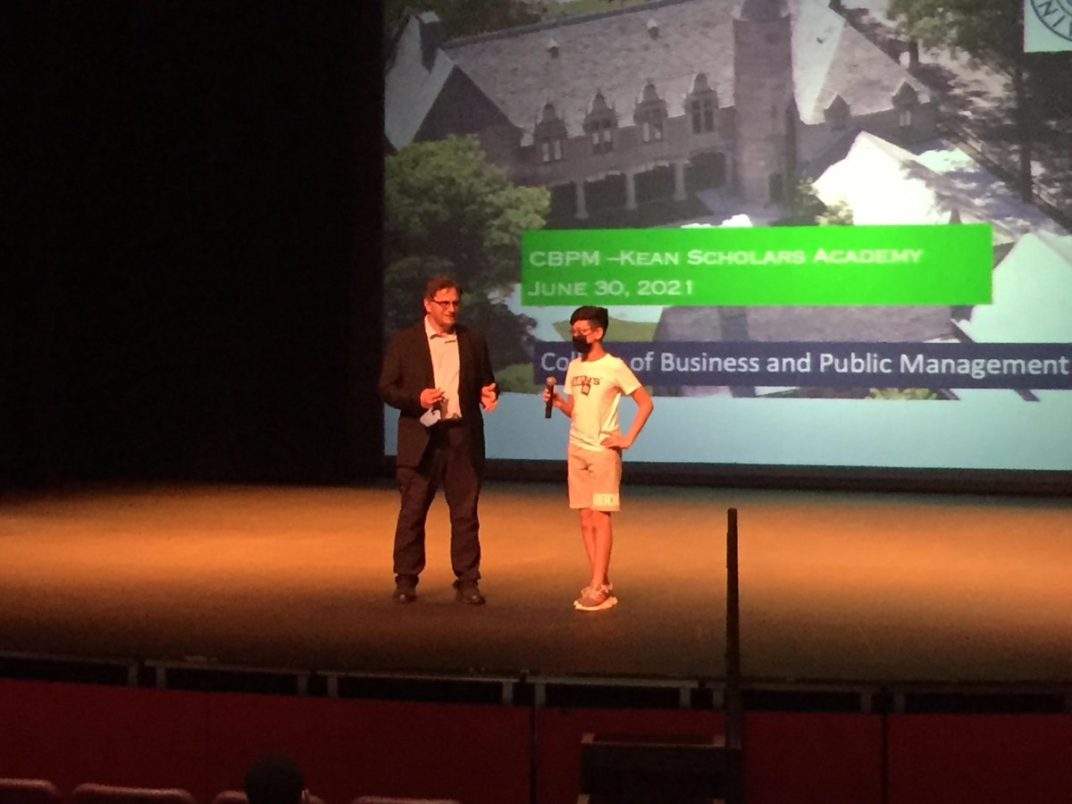 Dean Farrokh introduced 100 Kean Scholar Academy students to careers for CBPM students. Kean Scholars are high achieving high school freshmen that join us this summer, have a college mentor throughout high school, and can earn 12-15 college credits 
#KeanCBPM #KeanScholars