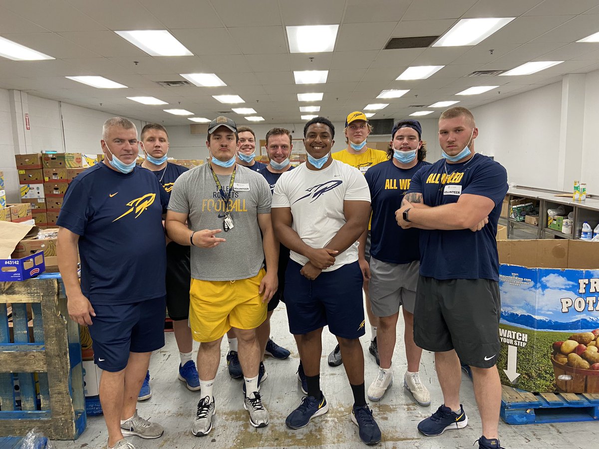 Baharris28's tweet photo. Always a pleasure to serve the community! The Rockets got better today 🚀 #Toledo #ONE @ToledoFB https://t.co/I19sErX6f0