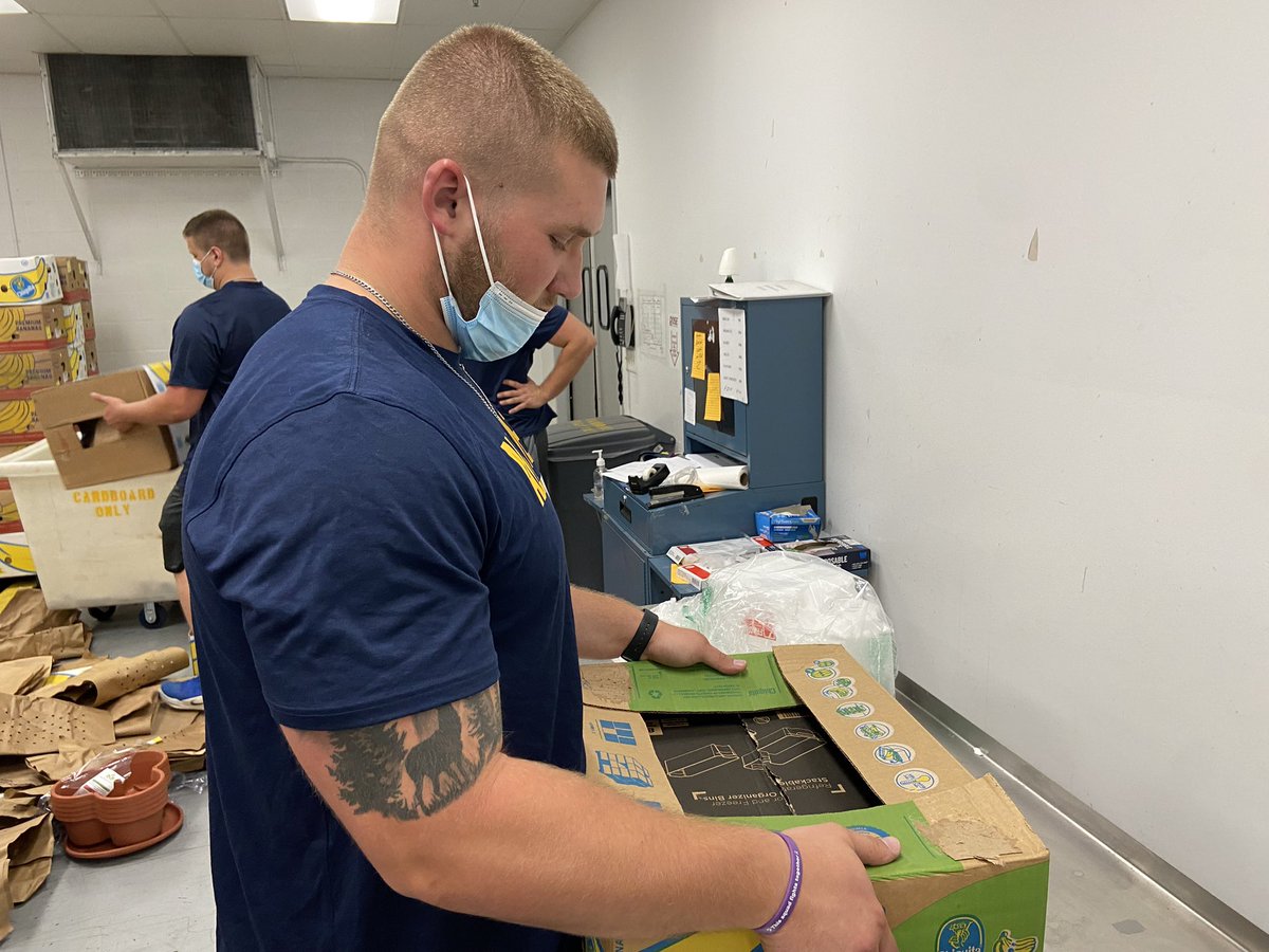 Baharris28's tweet photo. Always a pleasure to serve the community! The Rockets got better today 🚀 #Toledo #ONE @ToledoFB https://t.co/I19sErX6f0