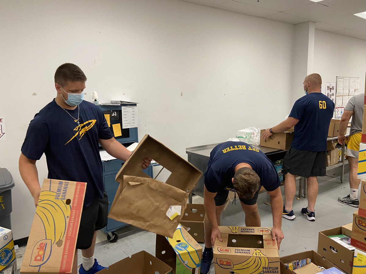 Baharris28's tweet photo. Always a pleasure to serve the community! The Rockets got better today 🚀 #Toledo #ONE @ToledoFB https://t.co/I19sErX6f0