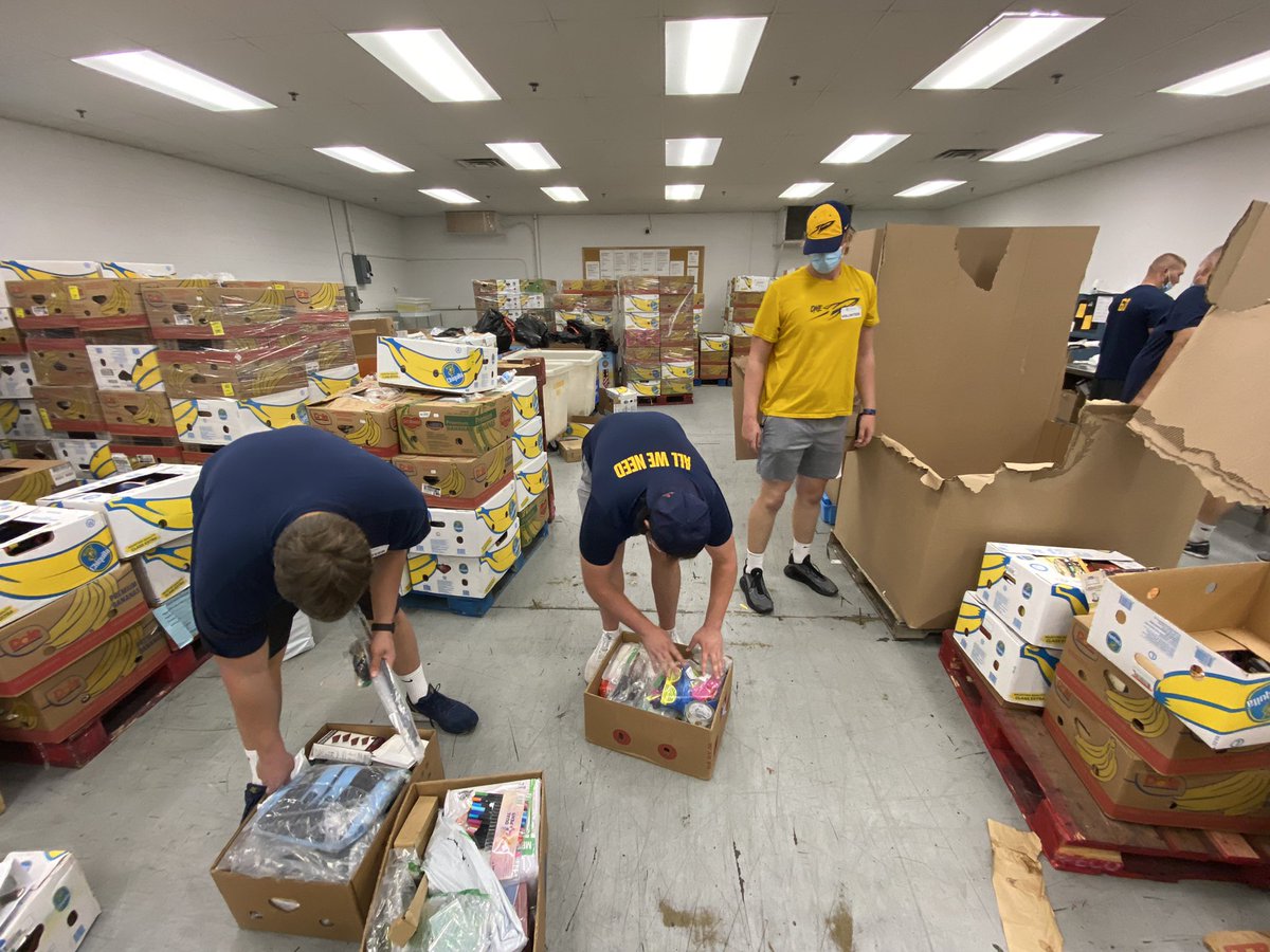 Baharris28's tweet photo. Always a pleasure to serve the community! The Rockets got better today 🚀 #Toledo #ONE @ToledoFB https://t.co/I19sErX6f0