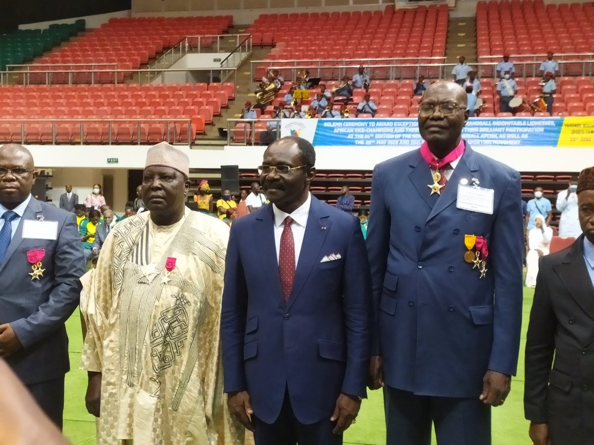 CRTV_web's tweet photo. #CANHANDBALL2020
#CAHB
Distinguished personalities in the sports movements in Cameroon and staff of the Ministry of Sports plus technical staff of the Senior Women's Handball team are amongst the recipients of the medals at the Yaounde Multipurpose Sports Complex https://t.co/bvghRM1DaX