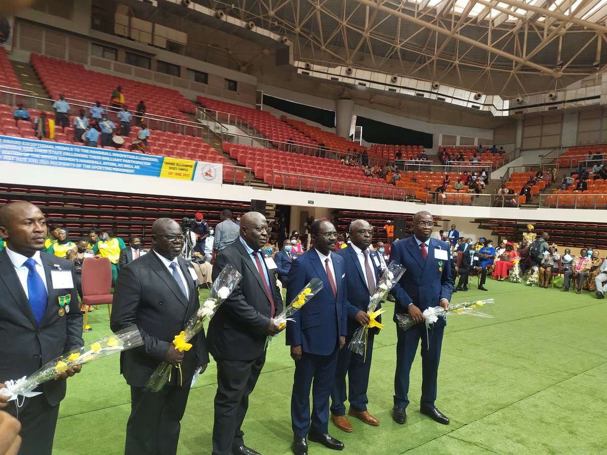 CRTV_web's tweet photo. #CANHANDBALL2020
#CAHB
Distinguished personalities in the sports movements in Cameroon and staff of the Ministry of Sports plus technical staff of the Senior Women's Handball team are amongst the recipients of the medals at the Yaounde Multipurpose Sports Complex https://t.co/bvghRM1DaX