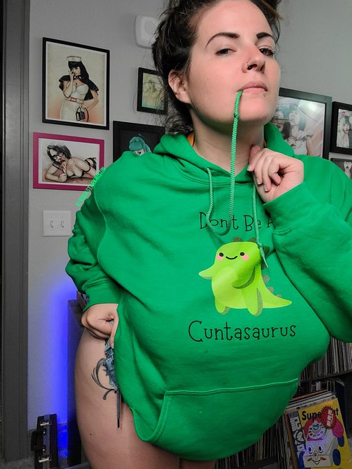 Sweatshirts with shorts is a different kind of sexy, change my mind. https://t.co/Y3nWyOzdSc<a href="/tag/swimsuit"class="tags"><span>#swimsuit</span></a><a href="/tag/swimmingpool"class="tags"><span>#swimmingpool</span></a><a href="/tag/bathingsuit"class="tags"><span>#bathingsuit</span></a><a href="/tag/splishsplash"class="tags"><span>#splishsplash</span></a>