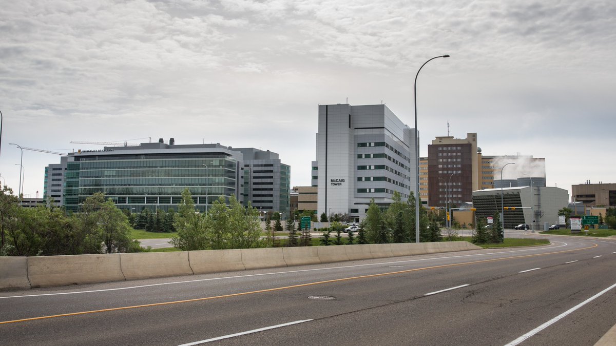 Waiting for a first or second #COVID19 vaccine? A vaccine clinic for <a href="/UCalgary/">U Calgary</a> students and staff is coming to Foothills Medical Centre, in partnership with <a href="/AHS_media/">Alberta Health Services</a>. Book your appointment for July 6 or 8! Learn more: ow.ly/RL7O50FliEU