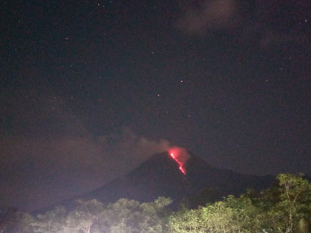 TRCBPBDDIY's tweet photo. Laporan #rondamerapi menjelang pergantian hari malam ini Rebo Pahing 30/06 - Kemis Pon 01/07 terpantau guguran cukup aktif ke arah barat dan juga tenggara, dari sektor tengah dan sektor timur. Via P21 @Sumosulis1 dan P05 Lek Panut. 🙏👨🚒🇲🇨 https://t.co/81yihMf5Cy