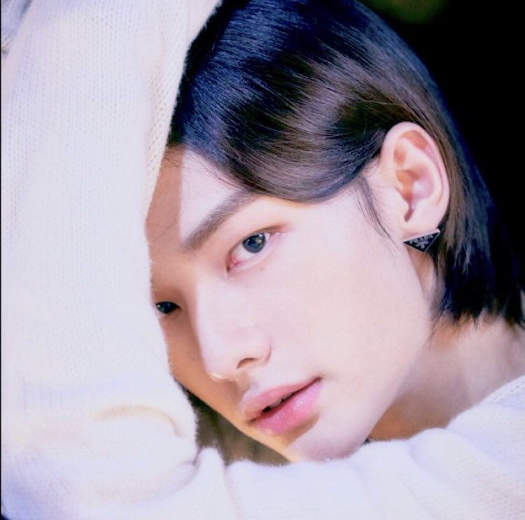 É ELE! Hyunjin dá sinais de vida pela primeira vez desde que entrou em