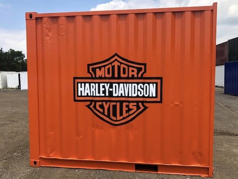TargetBoxCA's tweet photo. Ride in style, store in style! This custom unit is out for delivery to Melbourne, Ontario. Featuring 2, 6' roll-up doors, a solid coat of orange paint, and decals by @signswoodstock.

#Storage #Harleydavidson #Bikestorage #Shippingcontainers https://t.co/hN9bOe8IcX