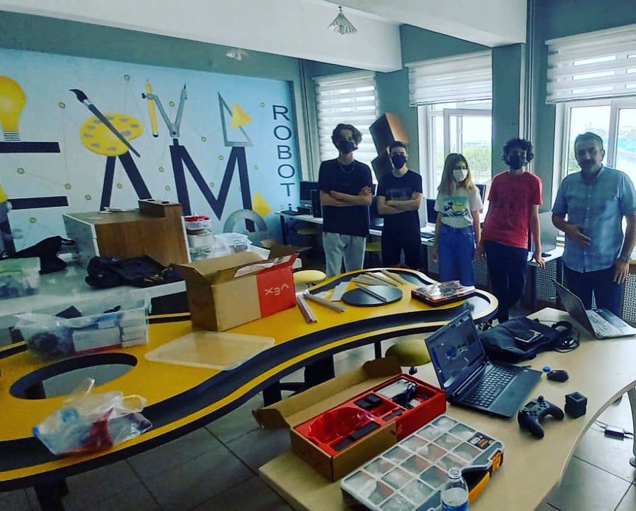 EducatRobotics's tweet photo. Çarşamba Fen Lisesi #VEXRobotics ‘le eğitimlere başladı. 

Güzel bir inovasyon merkezi oldu emek verenlerin ellerine sağlık 

#VEXRoboticsTürkiye https://t.co/AOt85cTO6D