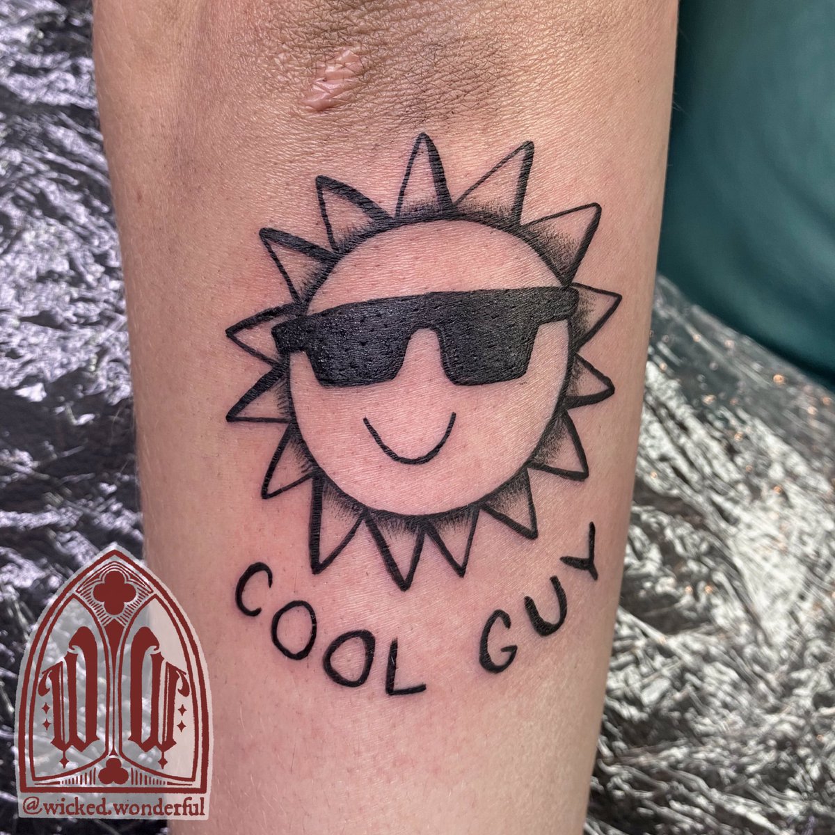 peachkinn's tweet photo. I fell in love with this cool guy when I drew this flash, and I was REALLY hoping someone would choose it- and Jack did!!! Thanks so much for your time and trust, you’re the coolest guy 😎
#tattooapprentice #apprenticetattoo #cartoonsun #coolguy https://t.co/VSRsCqX9fw