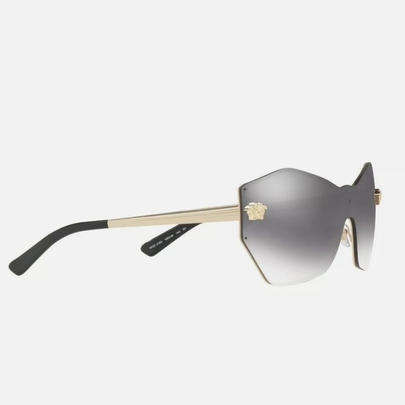 ThomasA18767452's tweet photo. So good I had to share! Check out all the items I'm loving on @Poshmarkapp #poshmark #fashion #style #shopmycloset #versace #vince #linedot: https://t.co/KV1h5QPK3d https://t.co/TryiS1A7gy
