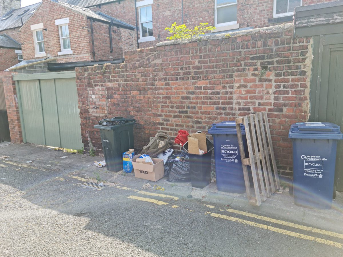 janeymc01's tweet photo. @EndASBinJesmond @StudentsNCL @JesmondStella @NorthumbriaUni @NewcastleCC #rewilding #studentslums What an absolute mess! https://t.co/Z9pDrBVviP