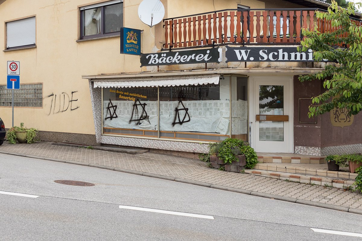 KaiSchwerdt's tweet photo. In der Nacht zum Sonntag wurden im #Merchweiler Ortsteil #Wemmetsweiler, Landkreis #Neunkirchen, #judenfeindlich|e #Graffiti gesprüht. Es wurde Anzeige gegen Unbekannt erstattet. #Saarland #Antisemitismus https://t.co/JJLQBJd9MW