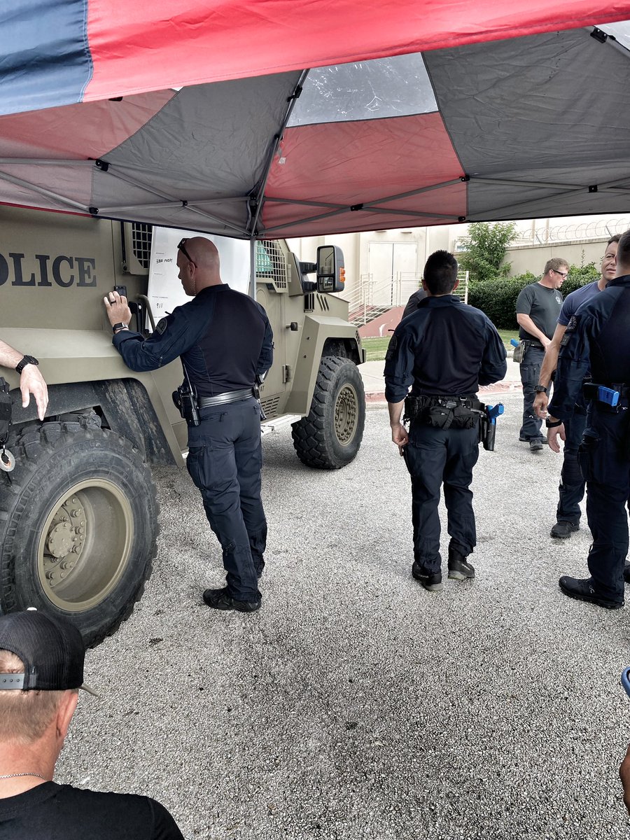 TacticalDPD's tweet image. Today is SWAT Unit training day. Training is critical to our operational success and we conduct training in large venues to simulate a broad spectrum of attack methods that could occur. #keepingdallassafe #dallasswat @DPDChiefGarcia
