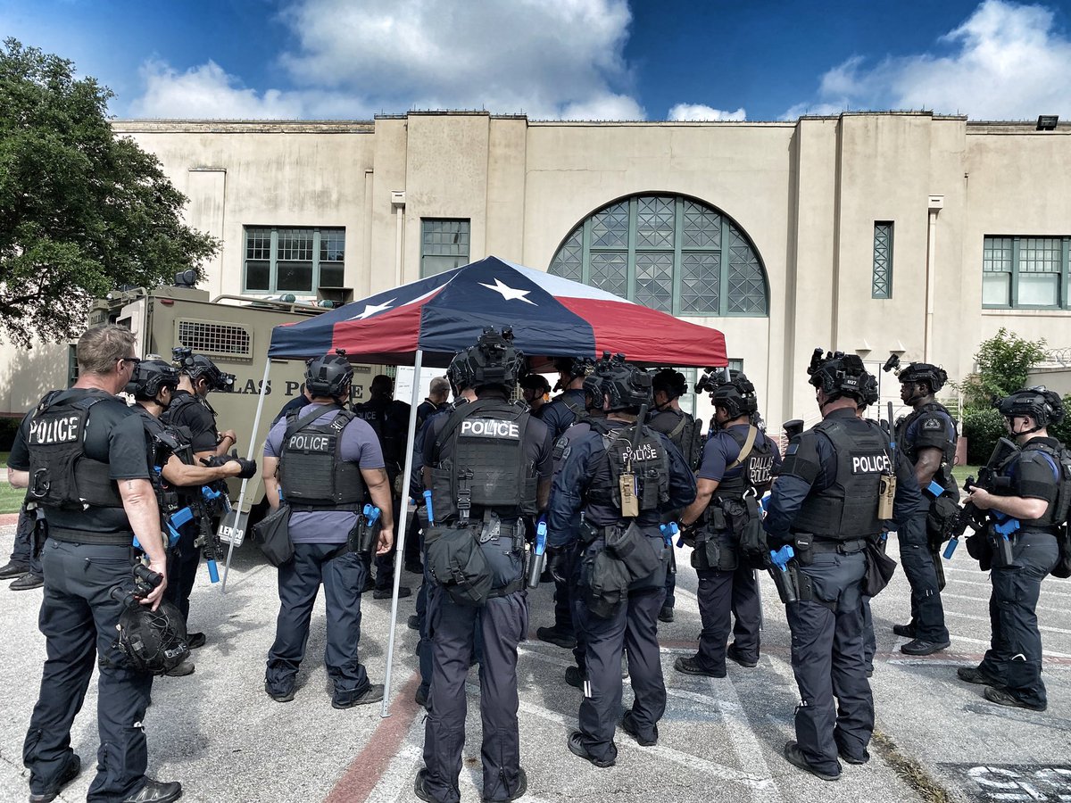 TacticalDPD's tweet image. Today is SWAT Unit training day. Training is critical to our operational success and we conduct training in large venues to simulate a broad spectrum of attack methods that could occur. #keepingdallassafe #dallasswat @DPDChiefGarcia
