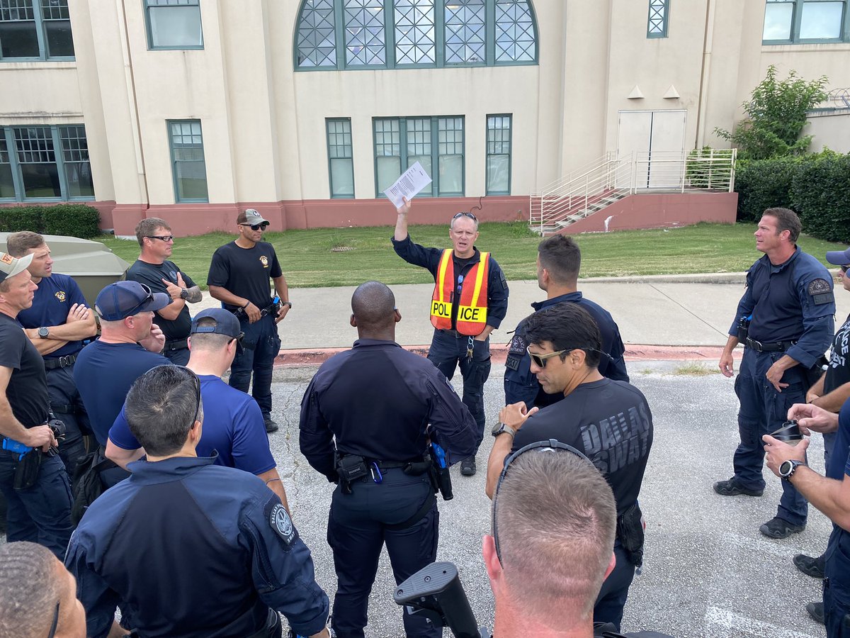 TacticalDPD's tweet image. Today is SWAT Unit training day. Training is critical to our operational success and we conduct training in large venues to simulate a broad spectrum of attack methods that could occur. #keepingdallassafe #dallasswat @DPDChiefGarcia