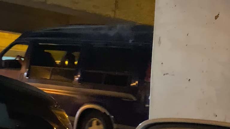 PajarracosES's tweet photo. Furgoneta golpeándose con el techo de un parking - https://t.co/4PyA5m0AH5 https://t.co/MjmAuWe1l8
