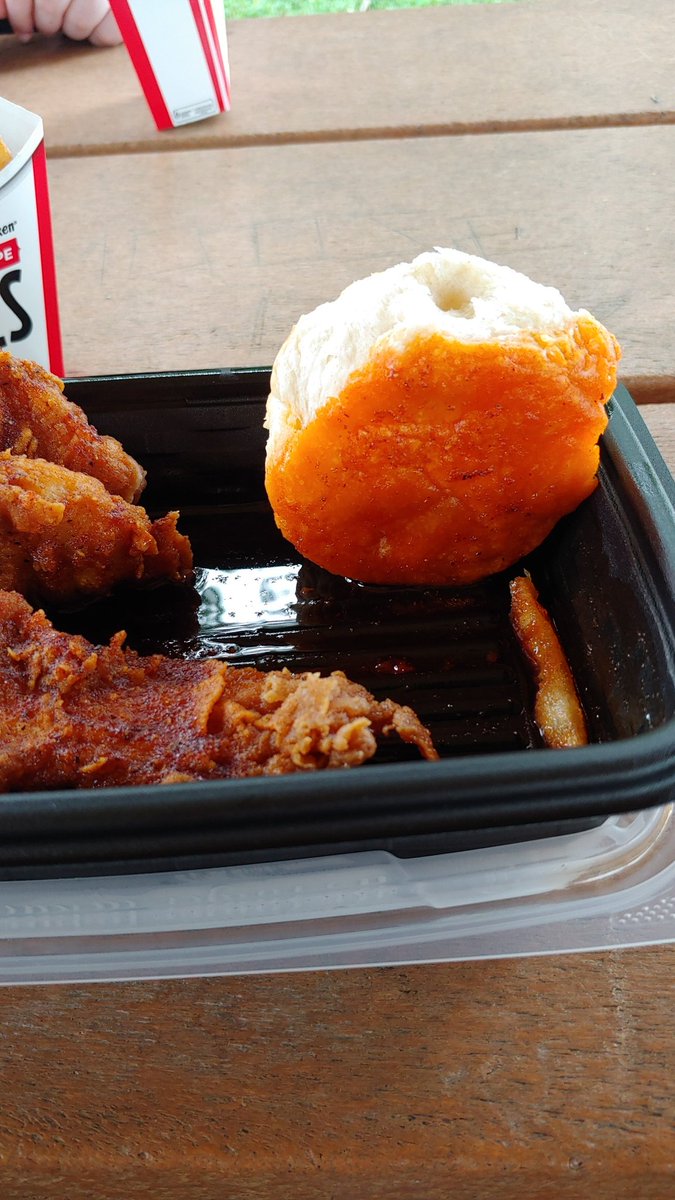 ItsMeBrandyP's tweet photo. @kfc What a way to ruin a biscuit😭 Why??? All that grease😭😭😭 https://t.co/rbq926J0i4
