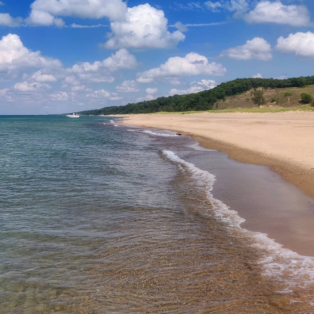 RoamingDaWorld's tweet image. Clear waters lap a pristine stretch of sand amidst rolling dunes. It’s a beach scene right out of a far flung Caribbean island. But would you believe us if we told you this inviting scene is amidst an industrial area of Indiana?

📍 Roaming around #In… instagr.am/p/CQwKJ0BLtHU/