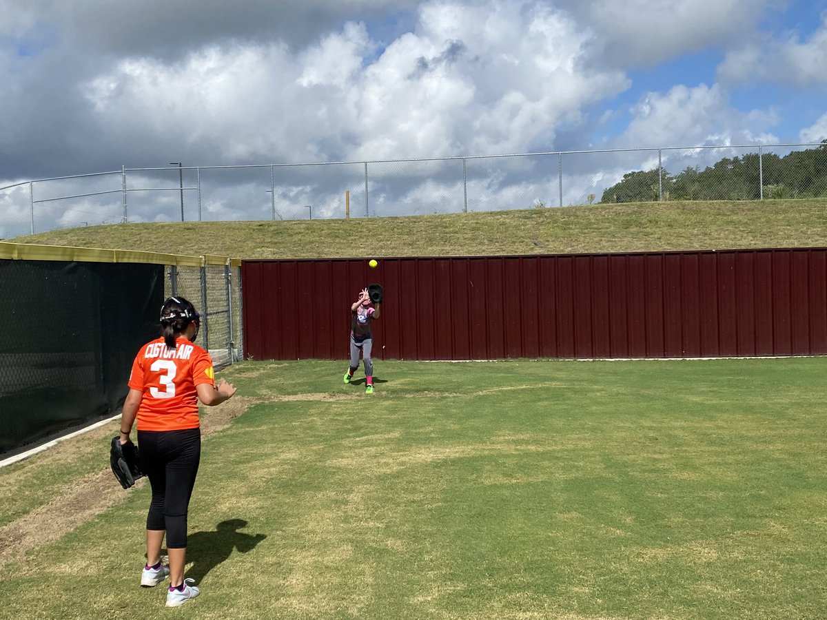 Davenport_SB's tweet photo. Day three at camp was hot and sweaty but these kids came out with a #hustlemindset They pushed through the heat and knocked it out ๐๐๐ฅ #WolfPack #BTP #wolfpups #OWEO #wolvesSB #PACKSTRONG https://t.co/a5xsEQsQ40