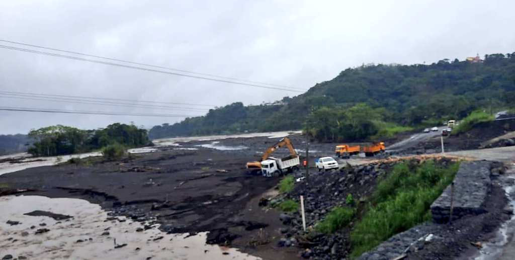 #MoronaSantiago | En seguimiento a incremento del caudal del río #Upano, @ObrasPublicasEc coordina con <a href="/PoliciaEcuador/">Policía Ecuador</a> el cierre preventivo de la vía #Macas-#Puyo en el puente sobre el río Copueno. Vía alterna Sucúa - Seipa - Sevilla. <a href="/Riesgos_Ec/">Riesgos Ecuador</a> continúa con el monitoreo.