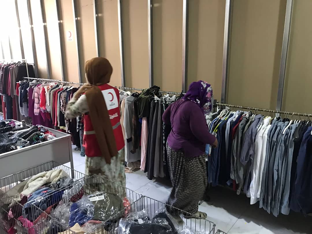 Türk Kızılay Kovancılar Temsilciliği olarak ihtiyaç sahibi aileleri giydirmeye devam ediyoruz. Çocuğu olan ailelere bez ve hijyen ürünleri yardımlarımız devam ediyor.