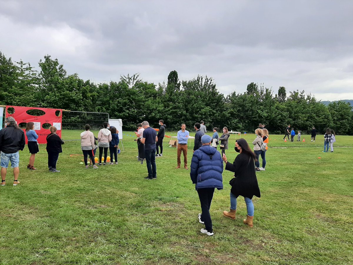 Les équipes de Bouyges Batiment Grand Ouest, en charge de la réha énergétique à St Étienne Bic Auber ont organisé un après-midi festif avec <a href="/RouenHandball/">Rouen Handball</a> à l'animation.
Une belle occasion de réunir leurs compagnons, les équipes de proximité <a href="/habitat_76/">habitat 76</a> et nos locataires