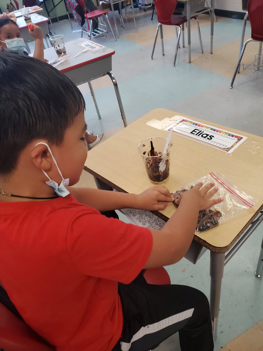 MsContreras3's tweet photo. Summer spark is the best! Our layers of soils demonstration was a success! @CorneliusElem @HouTxTeacher https://t.co/0WrtiKvR8R