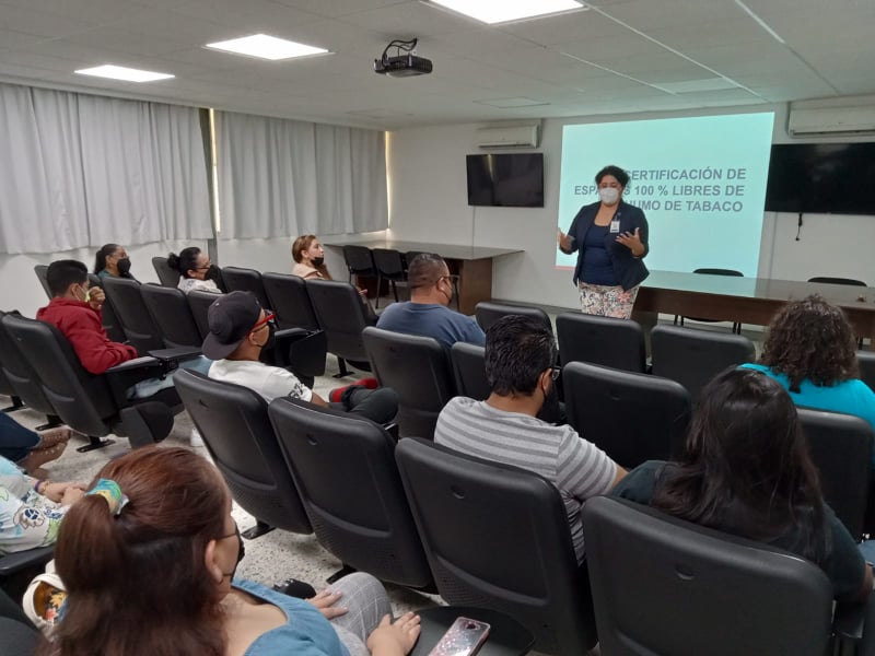CEPAADurango's tweet photo. La L.P. Diana Jiménez, ofreció #Plática de #Sensibilización de #ELHT al personal de la: #Escuela #Comercial #Práctica - @UJED_Oficial, con rumbo a la #Certificación por ser un "#Espacio 100% #Libre de #Humo de #Tabáco" 🚭
¡Enhorabuena! 👌🏽😉
#CepaadEscucha 🎧
#DurangoEscucha https://t.co/1UCkY4L39F
