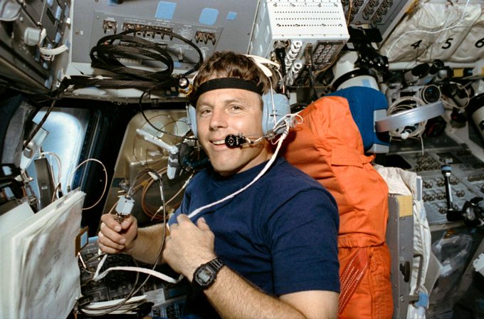 Steve Oswald uses SAREX on forward flight deck of Discovery during STS-56.