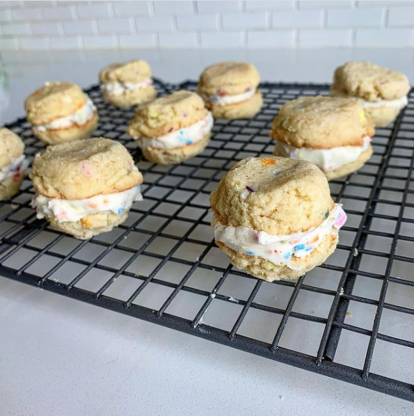 IndiaTree1's tweet image. Funfetti cookie sandwiches, what is better than that?! Make your day with this recipe over at @its_tea_thyme_ #indiatree #naturalsprinkles #funfetti #naturescolors #cookietime #springtime