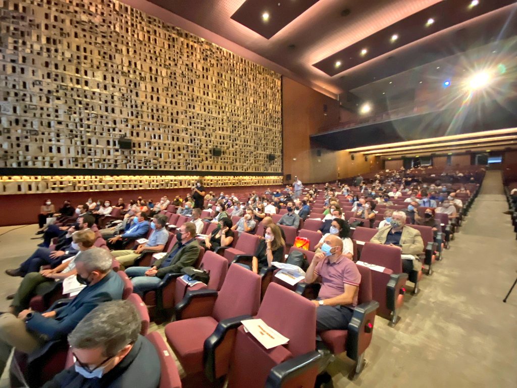 Amb molta emoció, comencem l'acte «Una aposta pel futur, una aposta per l'educació i la cultura» per cloure les assemblees de fusió d'<a href="/AbacusCoop/">Abacus cooperativa</a> i <a href="/som_cultura/">Som Cultura</a>. Emprenem un nou camí ple d'il·lusió i compromís. Gràcies a totes i tots els que ens hi acompanyeu! 

#SomAbacus