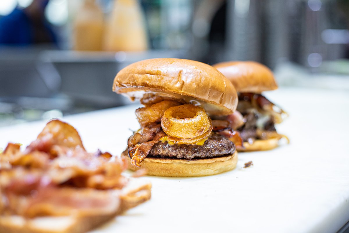 JohnnyRocketsMx's tweet photo. Si eres fan de nuestra #SmokeHouse déjanos alguno de los siguientes emojis: 😍 ,  💯 , 🔥 https://t.co/g1bMQTA825