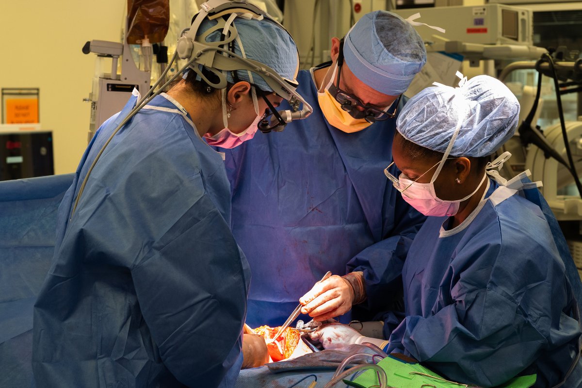 Scenes from the OR: Drs. Poultsides &amp; <a href="/BaiuMD/">Ioana Baiu</a> perform an esophagectomy with med student Dasha Savage (📸 credit @wtrope)