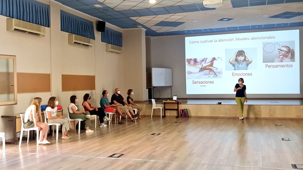 Y también aprendemos a cultivar la #atención y a conocer las actitudes mind en el curso de #Mindfulness... Con la guía de @Almudena11 y la escucha de nuestro querido grupo #docente #SomosEducación 📚 #SomosDesdeDentro 🕯 #SomosMaristas 💜