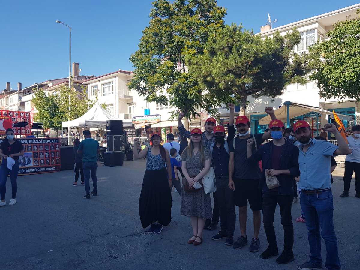 SEPmedya's tweet photo. Bugün Ankara Tuzluçayır'da gerçekleştirilen #SivasKatliamı anmasına katıldık. 
#2Temmuz'un hesabını emekçilerin, yoksulların ve ezilenlerin birleşen yumruğu ile sormak için mücadeleye!
AÇALIM KIZIL SANCAĞI 
GEÇSİN ZALİMLER ÇAĞI!#unutMADIMAKlımda https://t.co/XgxQ2u10QK