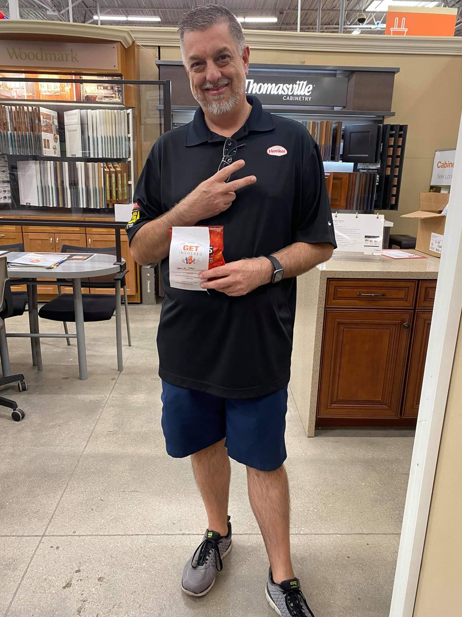 SayliWatson's tweet photo. Carol, Sean, David and Debbie all doing an amazing job living our Orange Promise and representing GET! A little treat for them for treating our customers like family. @karikwallace @BrettTHD @store255SM @susanbegert @BourdeauDon @asm_255 @AlwaysBWinnen @Michael48706 https://t.co/OqJV0ypVaW
