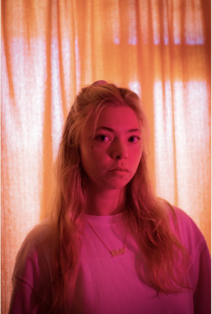 Welkom bij de club, Maxime Garcia Diaz! Maxime won in 2019 de NK Poetry Slam, en debuteert in juli met de dichtbundel “Het is warm in de hivemind”, die zal verschijnen bij @debezigebij Meer over Maxime hier: ovgmanagement.com/garcia-diaz