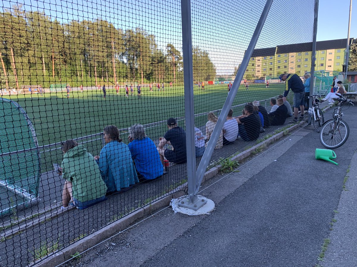 arvfug's tweet photo. Den flotteste fotballkampen jeg har sett på lenge. Treningskamp mellom et 5. og 6.divisjonslag. Endelig i gang!! @Shfotball @HIL_fotball #breddefotball https://t.co/V5J6Ry3Uro