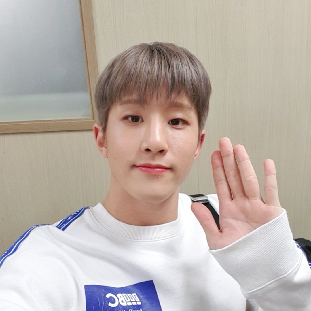 offcl_astrx's tweet photo. ㅤ 📖 : Wanna be your 𝐋𝐢𝐠𝐡𝐭 ㅡ Cirque's 𝐔𝐏𝐃𝐀𝐓𝐄 . . / 불꽃 / 𝐍𝐎𝐖 Listening › #CRTVTYRWWA !
Hora de mostrar apoyo a los reyes de CREATIVITY, me han llegado unos regalos y aprovecho de mostrarlos y mencionar que #TeamCloud9 es el mejor team ¡Stream Creativity! https://t.co/JU54Ifltjn