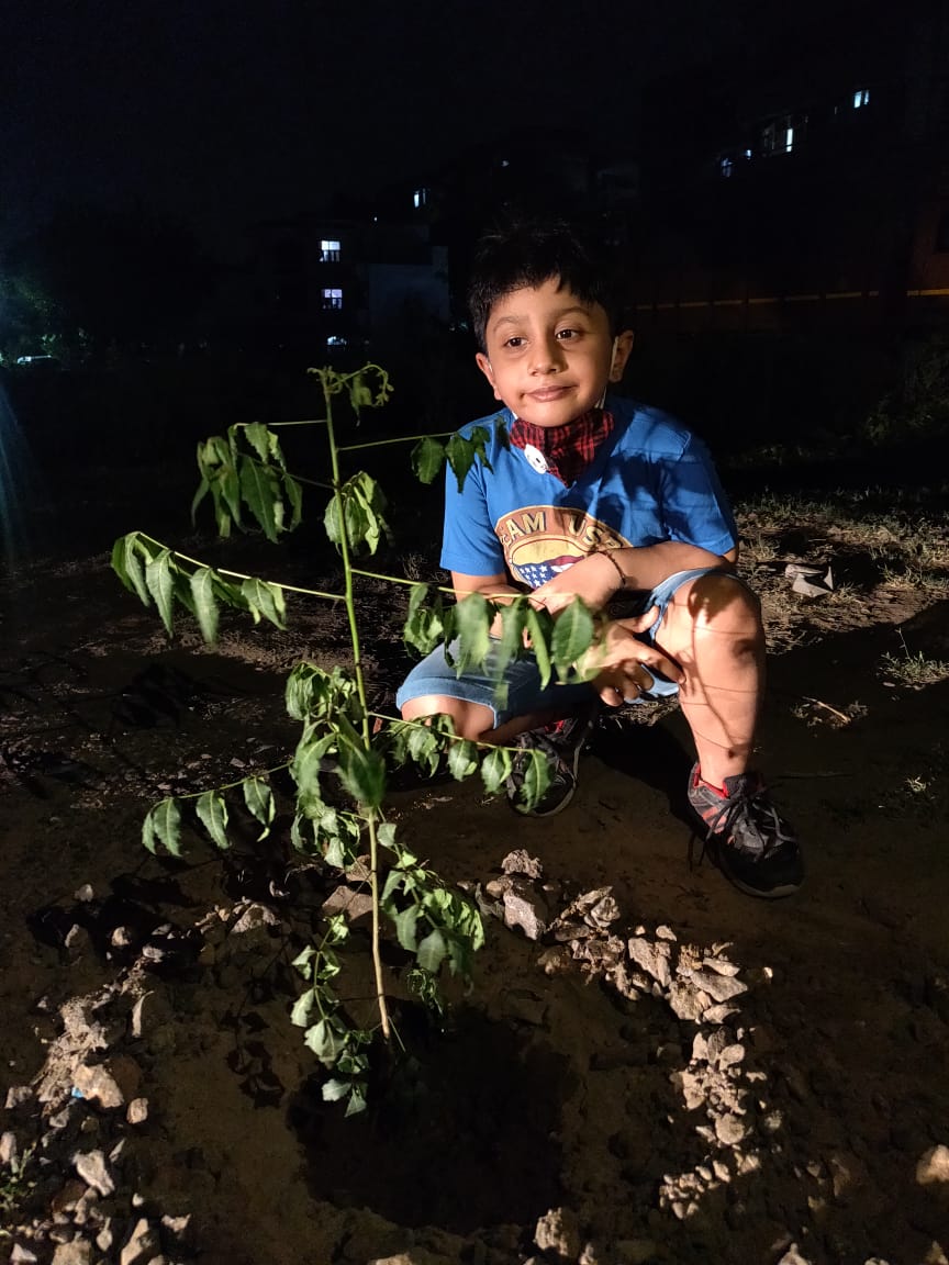 Apurwasingh7's tweet photo. Happy Birthday Shashwat
Birthday celebration with Mother Nature. Neem tree plantation along road side in Gurugram.Request all to go for this
#Birthdaywithplants
@narendramodi @PMOIndia @PrakashJavdekar @moefcc @cgr_india @UNEP @Greenpeace #greenrevolution #environment #SaveEarth https://t.co/KPWTJemn67