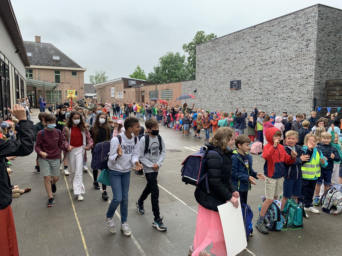 ParkschoolRelst's tweet photo. Erehaag voor onze zesdeklassers terwijl we het schooljaar 2020/2021 al zingend afsluiten. Prettige vakantie allemaal! https://t.co/tpKlGXANyj