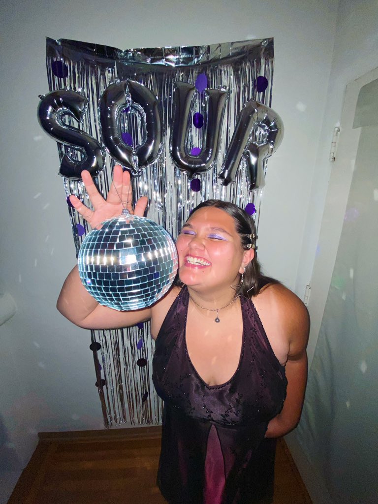 kimberYEET's tweet photo. have to share bc this is the coolest I’ve looked in a while @LiviesHQ #SOURprom https://t.co/imnp4doapp