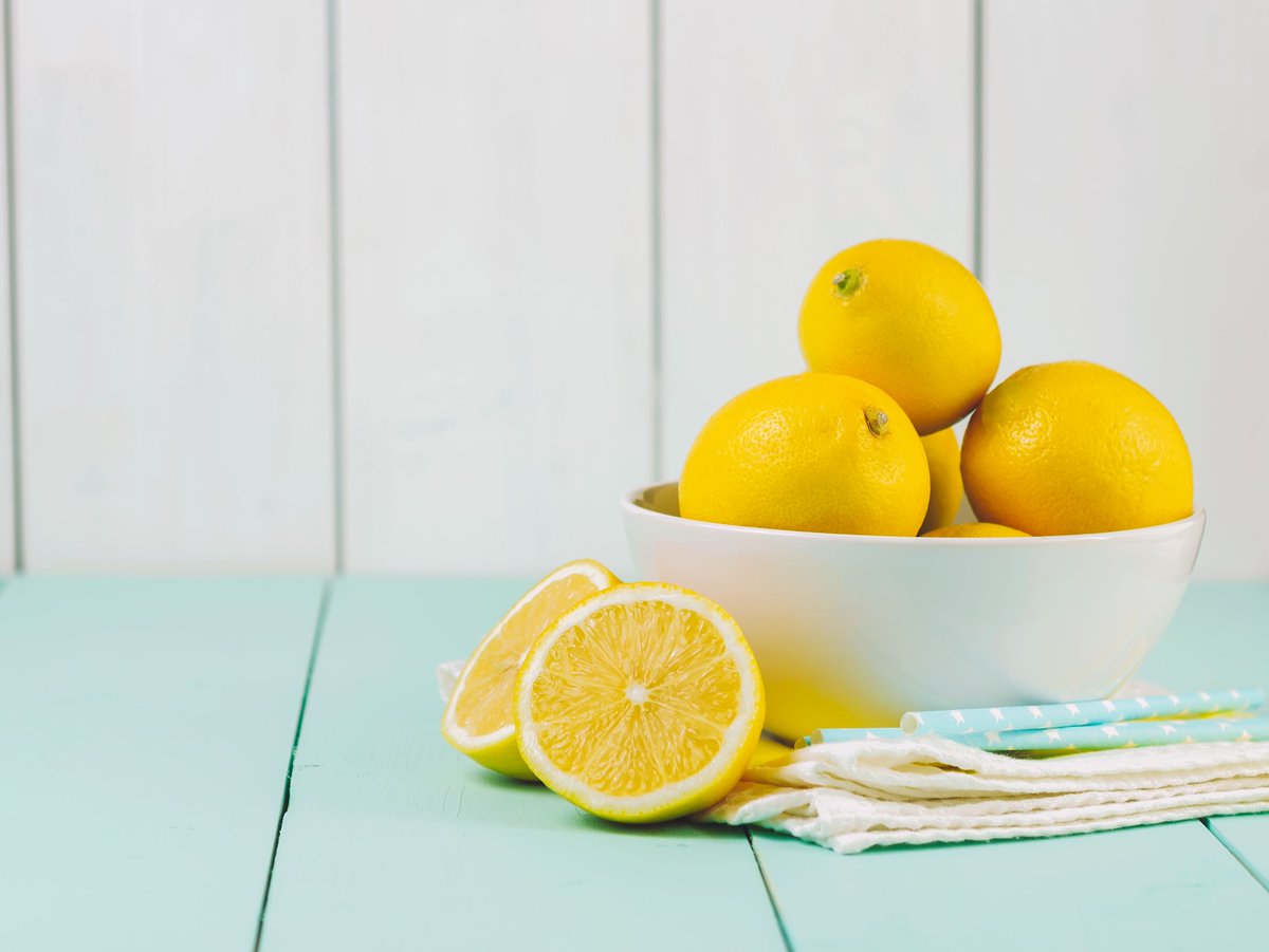 FruitsfromChile's tweet photo. Did you know that a simple spray of lemon helps to keep bugs away? Get rid of pesky critters by sprinkling fresh lemon juice on affected areas for an easy fix that will freshen up your space! https://t.co/UbzQHkJoEr